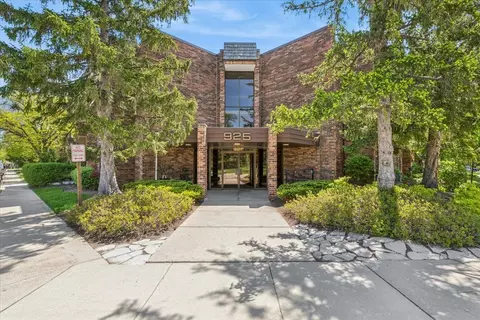 925 Spring Hill Dr #102, Northbrook, IL 60062