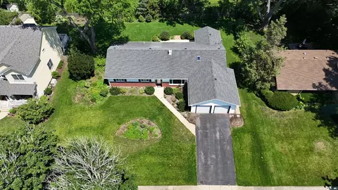325 E Hawthorne Blvd, Wheaton, IL 60187 photo 5