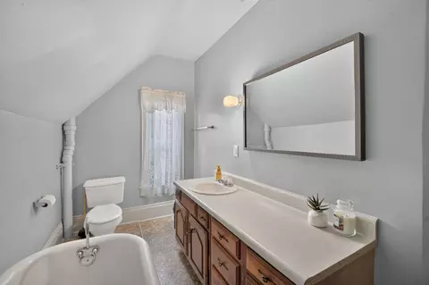 Bath - 2310 11th Avenue B Ave, Moline, IL 61265 photo 3 of 4