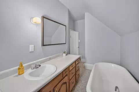Bath - 2310 11th Avenue B Ave, Moline, IL 61265 photo 4 of 4
