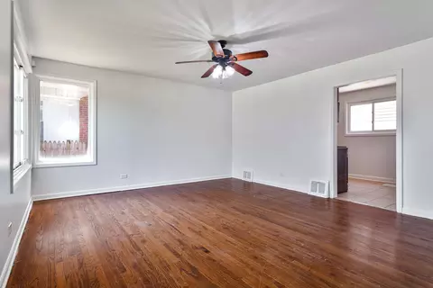 446 Oak St, Des Plaines, IL 60016 photo 2