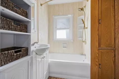 Bath - 9 Hale Ct, Normal, IL 61761 photo 1 of 3