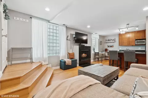 Living - 2307 W Haddon Ave #A, Chicago, IL 60622 photo 3 of 4