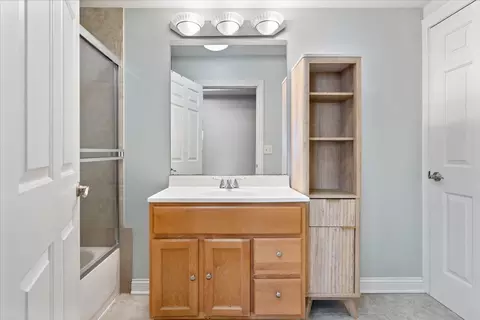 Bath - 2307 W Haddon Ave #A, Chicago, IL 60622 photo 1 of 2