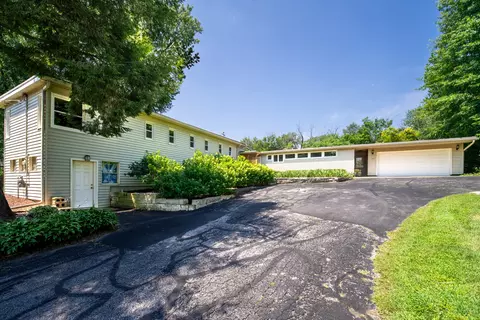 1052 Fenno Dr, Riverdale, IA 52722
