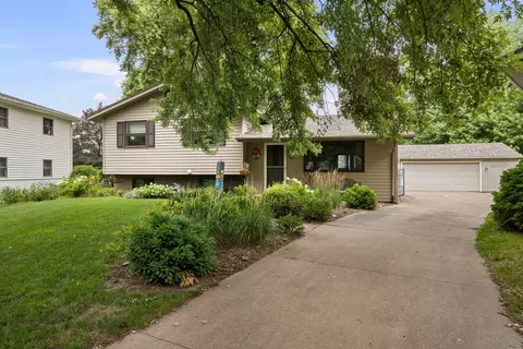 40 Parklane Cir, Bettendorf, IA 52722