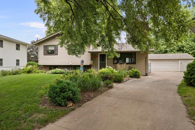 40 Parklane Cir, Bettendorf, IA 52722