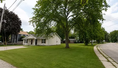 7 Arcade Ct, Freeport, IL 61032 photo 2