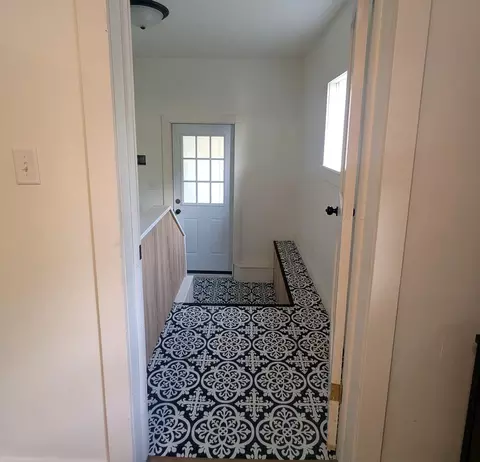 Entry Way - 1460 S 6th Ave, Kankakee, IL 60901 photo 7 of 8