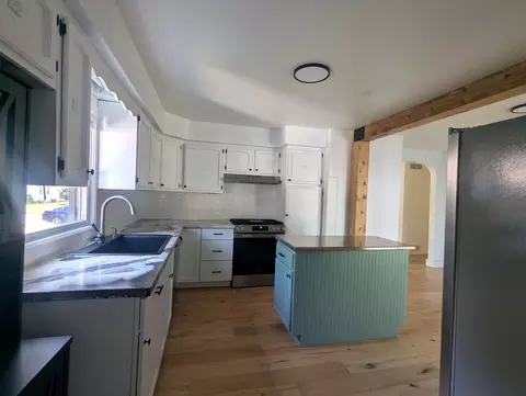 Kitchen - 1460 S 6th Ave, Kankakee, IL 60901 photo 4 of 5