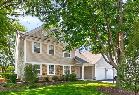 2845 Meadow Ln #1V, Schaumburg, IL 60193