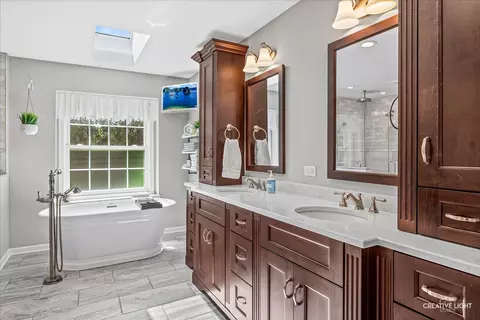 Bath - 1160 Midwest Ln, Wheaton, IL 60189 photo 2 of 6