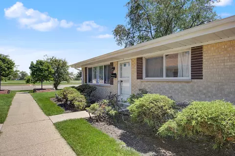 813 Valley Stream Dr #A, Wheeling, IL 60090