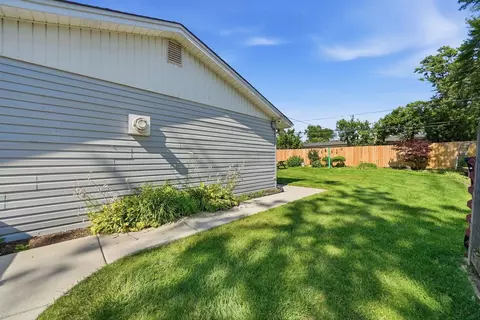 Exterior - 403 Hazelwood Ln, Glenview, IL 60025 photo 9 of 10