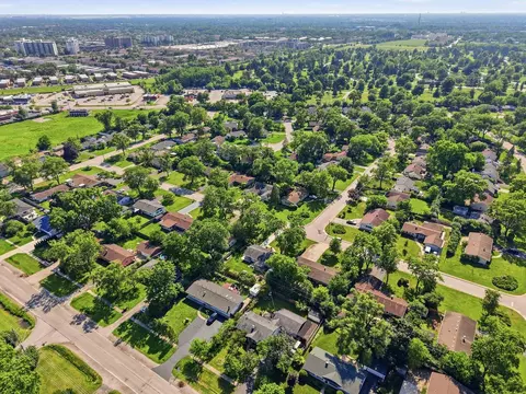 View/Area - 403 Hazelwood Ln, Glenview, IL 60025 photo 4 of 11
