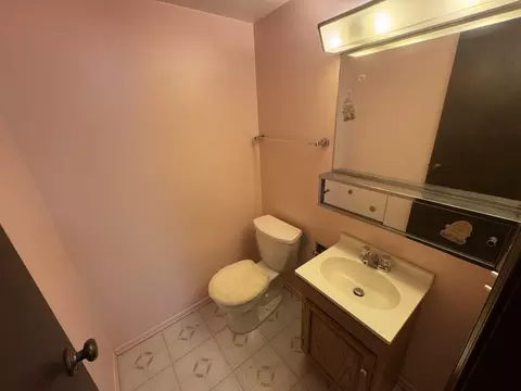 Bath - 1486 Elder Dr, Aurora, IL 60506 photo 3 of 3