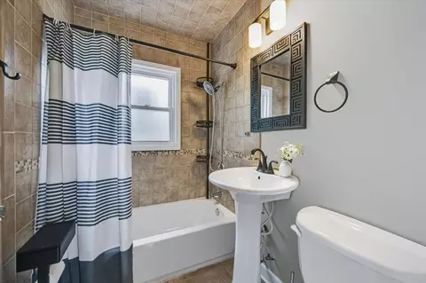 Bath - 7154 Fair Elms Ave, Burr Ridge, IL 60527 photo 2 of 3
