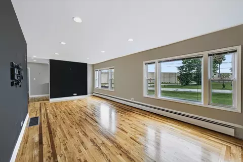 Living - 7154 Fair Elms Ave, Burr Ridge, IL 60527 photo 3 of 7