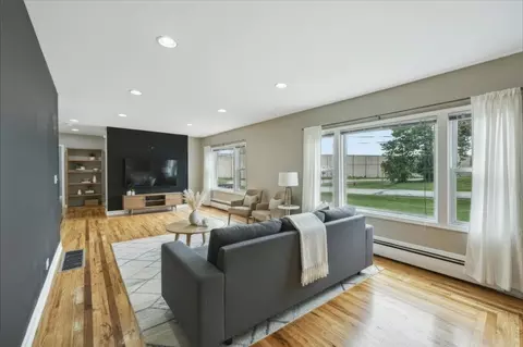 Living - 7154 Fair Elms Ave, Burr Ridge, IL 60527 photo 4 of 7