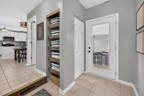 Entry Way - 5201 E Wayne Ave, Rochelle, IL 61068 photo 3 of 3