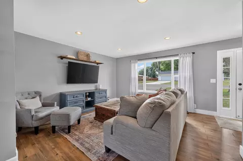 Living - 5201 E Wayne Ave, Rochelle, IL 61068 photo 2 of 4