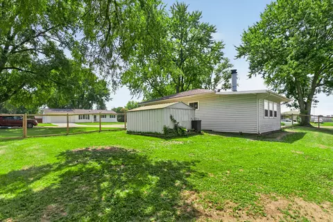 Exterior - 5201 E Wayne Ave, Rochelle, IL 61068 photo 3 of 5