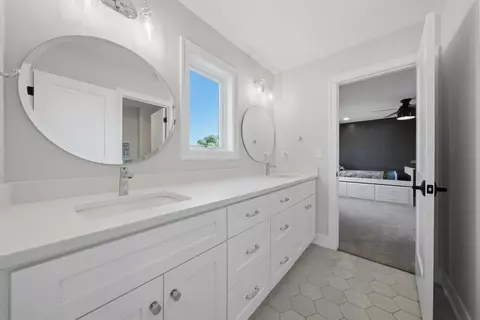 Bath - 323 E 3rd St, Elmhurst, IL 60126 photo 3 of 4