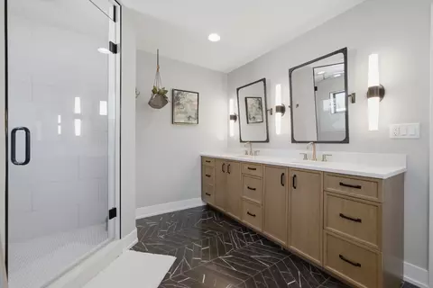 Bath - 323 E 3rd St, Elmhurst, IL 60126 photo 2 of 4