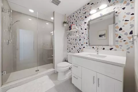 Bath - 323 E 3rd St, Elmhurst, IL 60126 photo 4 of 4