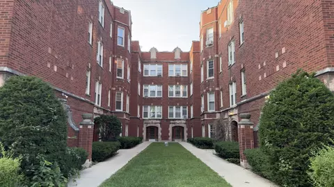4834 W Henderson St #2B, Chicago, IL 60641