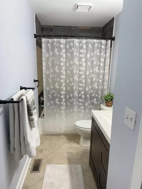 Bath - 19 Foxcroft Rd #103, Naperville, IL 60565 photo 1 of 1