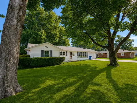 310 Hickory St, Flora, IL 62839