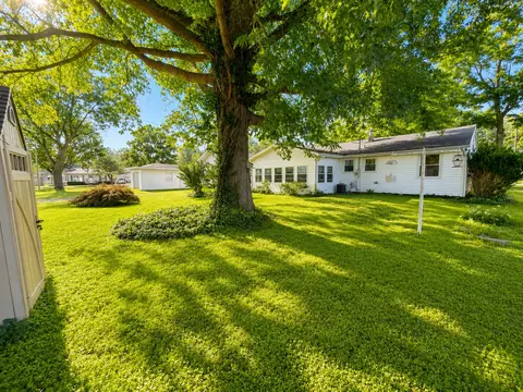 Exterior - 310 Hickory St, Flora, IL 62839 photo 15 of 20
