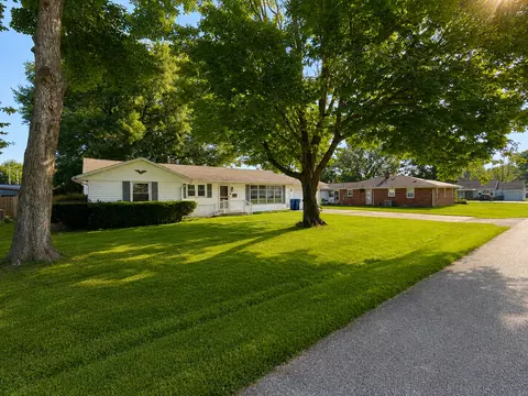 Exterior - 310 Hickory St, Flora, IL 62839 photo 5 of 20