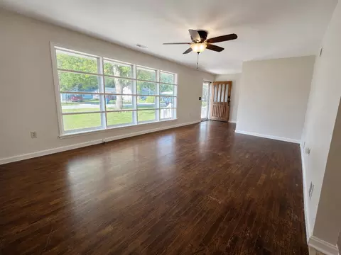 Living - 310 Hickory St, Flora, IL 62839 photo 4 of 4