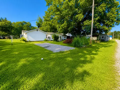 Exterior - 310 Hickory St, Flora, IL 62839 photo 17 of 20