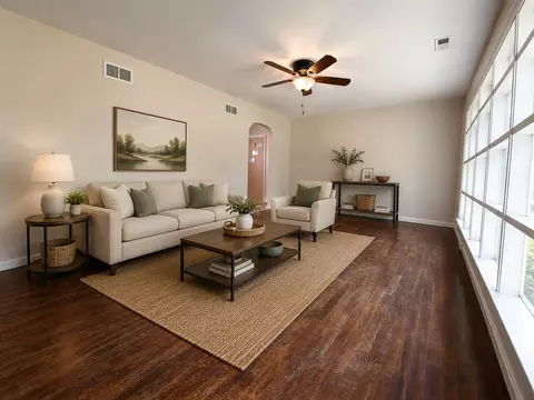 Living - 310 Hickory St, Flora, IL 62839 photo 2 of 4