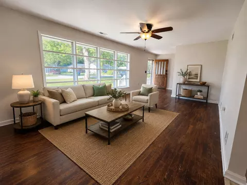 Living - 310 Hickory St, Flora, IL 62839 photo 3 of 4
