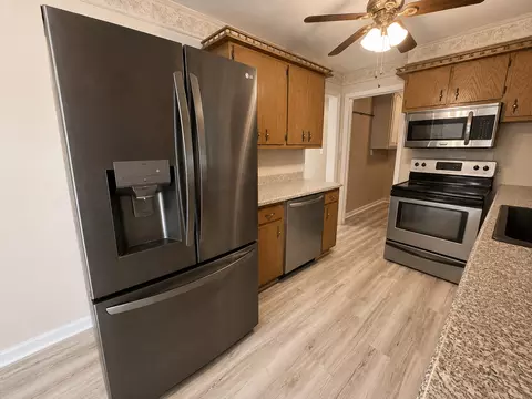 Kitchen - 310 Hickory St, Flora, IL 62839 photo 4 of 5