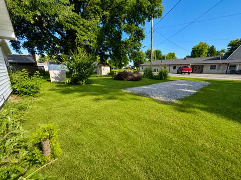 Exterior - 310 Hickory St, Flora, IL 62839 photo 18 of 20