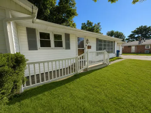 Exterior - 310 Hickory St, Flora, IL 62839 photo 8 of 20