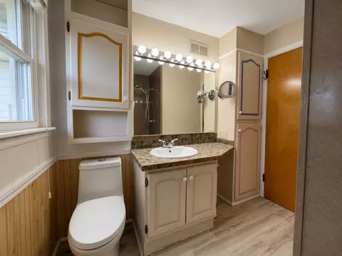 Bath - 310 Hickory St, Flora, IL 62839 photo 1 of 4