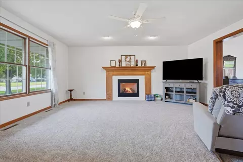 Living - 506 Havens Dr, Hudson, IL 61748 photo 2 of 7