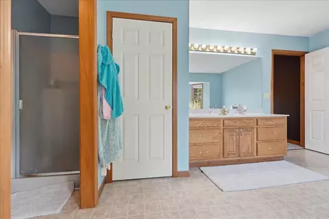 Bath - 506 Havens Dr, Hudson, IL 61748 photo 3 of 5