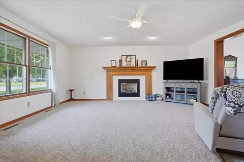 Living - 506 Havens Dr, Hudson, IL 61748 photo 3 of 7