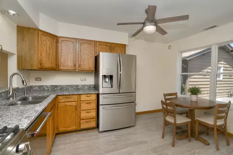 Kitchen - 9925 Amanda Ln, Algonquin, IL 60102 photo 3 of 4