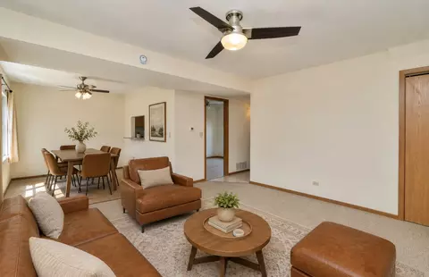 Living - 9925 Amanda Ln, Algonquin, IL 60102 photo 4 of 6