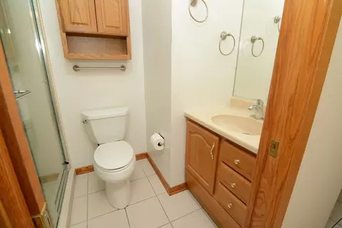 Bath - 9925 Amanda Ln, Algonquin, IL 60102 photo 1 of 2