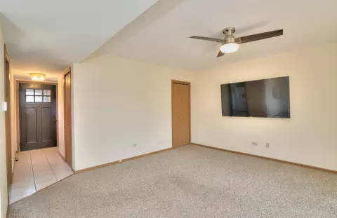 Living - 9925 Amanda Ln, Algonquin, IL 60102 photo 2 of 6