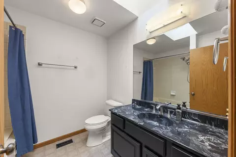 Bath - 1161 Wakefield Ln, Bartlett, IL 60103 photo 1 of 2
